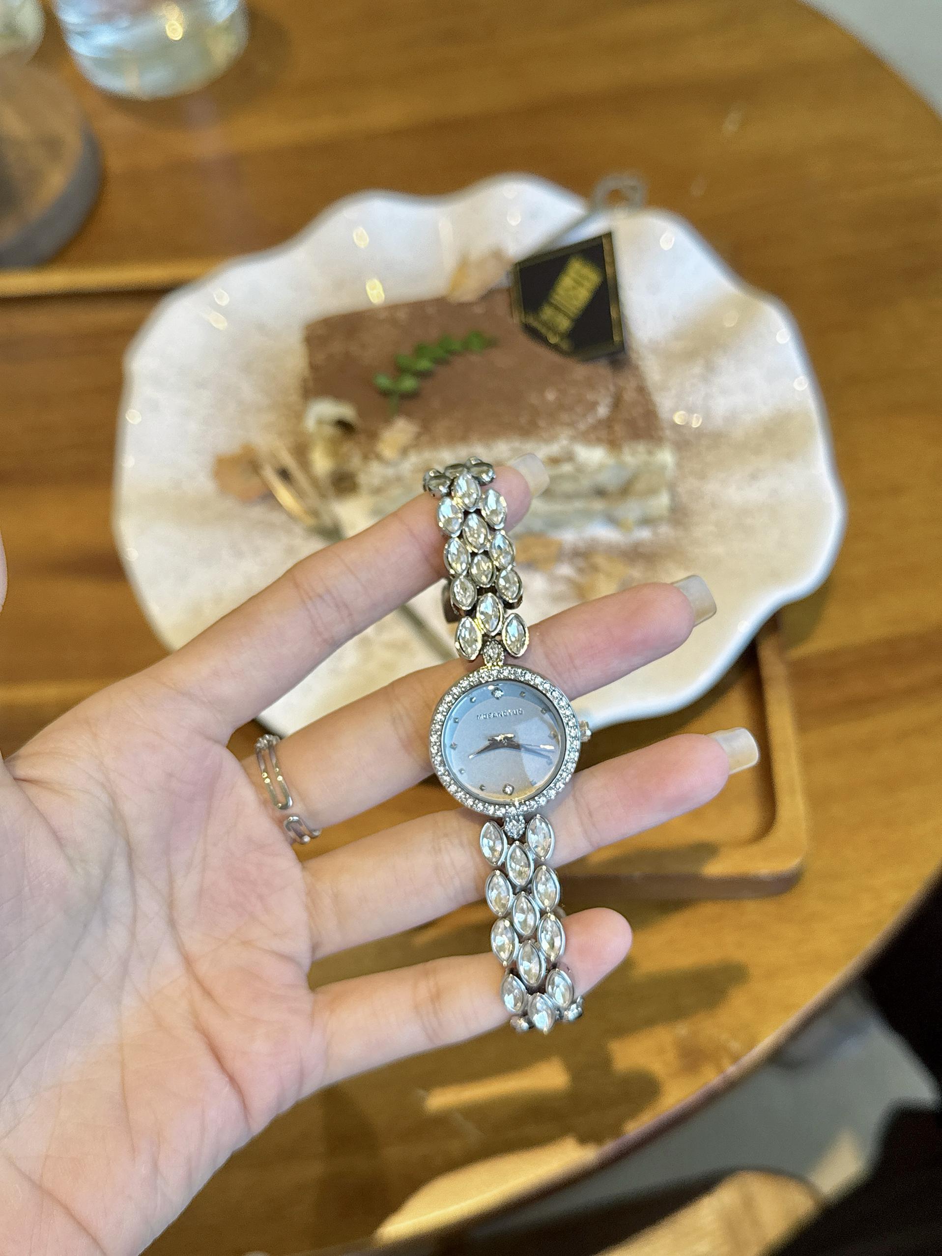 Luksusowe zegarki damskie z nu – Luxury Watch Makes recenzja i cena